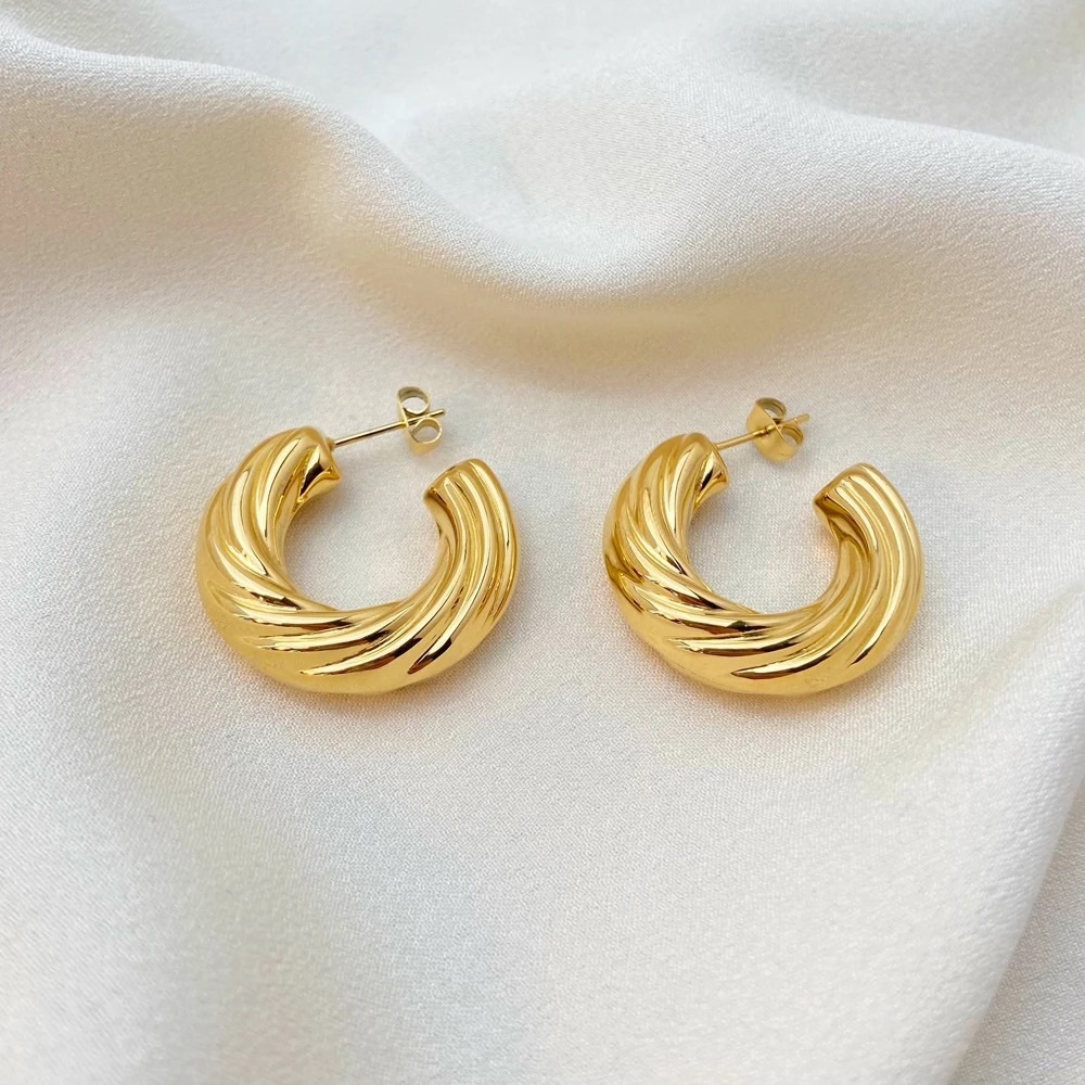 Stainless steel
18 k gold plated
Waterproof
Hypoallergenic